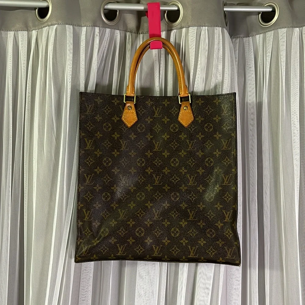 Louis Vuitton tote, rolled handles. Open top. - Picture 2 of 15